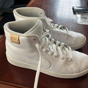 Nike athletic shoe, only worn for 5 competitions. In excellent condition.